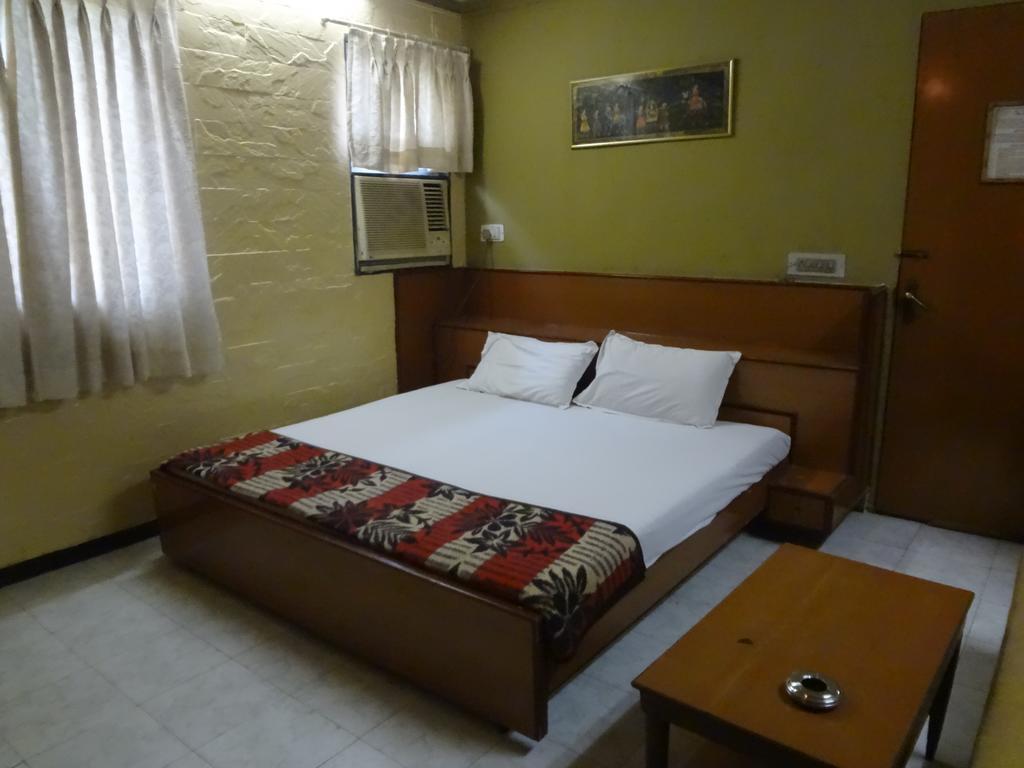 Hotel Happy Home Мумбай Екстериор снимка