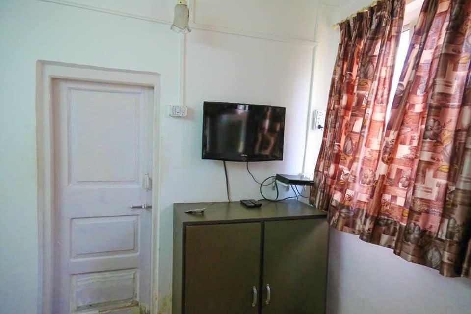 Hotel Happy Home Мумбай Екстериор снимка